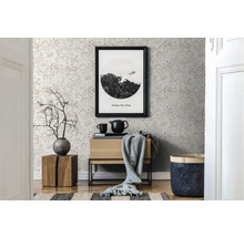 Dekoratives Interieur mit Blumentapete, Kommode, Bild und Wohnaccessoires