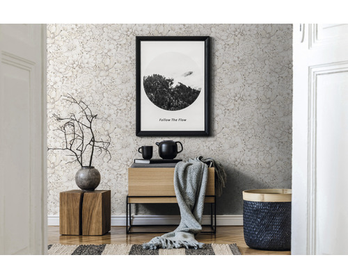 Dekoratives Interieur mit Blumentapete, Kommode, Bild und Wohnaccessoires