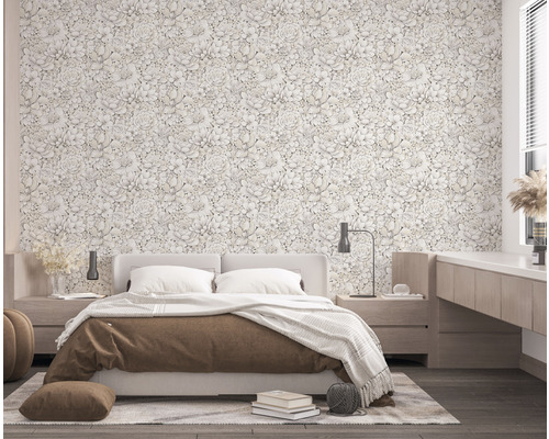 Helles Schlafzimmer mit floraler Tapete, Bett und Nachttischen