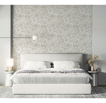 Schlafzimmer mit Bett und Blumentapete