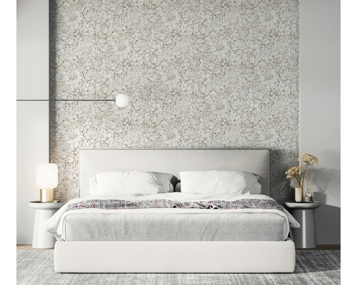 Schlafzimmer mit Bett und Blumentapete