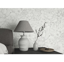 Gros plan d''une chambre avec papier peint à fleurs, lampe et décoration