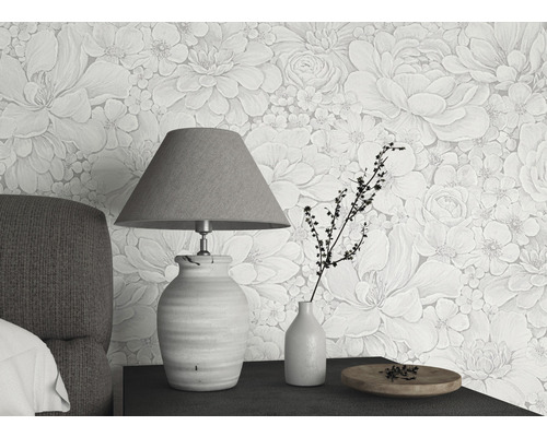 Gros plan d''une chambre avec papier peint à fleurs, lampe et décoration