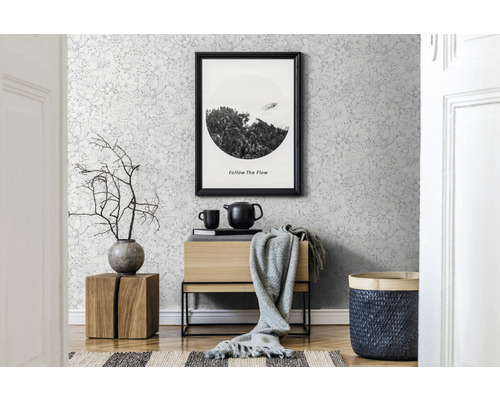 Intérieur avec papier peint à fleurs, commode en bois, tableau et décoration