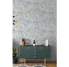 Vue d''une pièce avec papier peint fleuri, buffet et plantes d''intérieur.