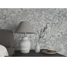 Chambre avec papier peint à fleurs, lampe de table et décoration