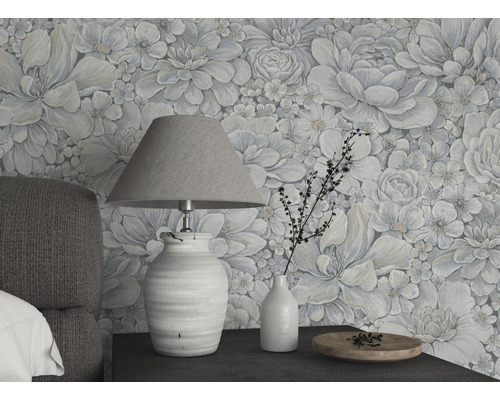 Chambre avec papier peint à fleurs, lampe de table et décoration