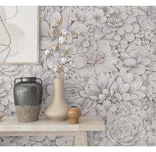 Intérieur décoratif avec papier peint à fleurs, vases et cadre