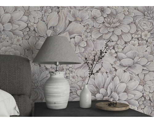 Espace de vie avec papier peint à fleurs, lampe de table et décorations sur une table de chevet