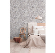 Chambre avec papier peint à fleurs, lit, chaise et panier