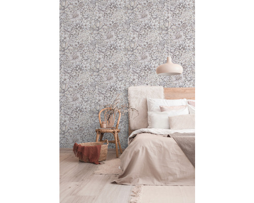 Chambre avec papier peint à fleurs, lit, chaise et panier