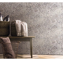 Vue d''une pièce avec papier peint à fleurs, bancs en bois et paniers