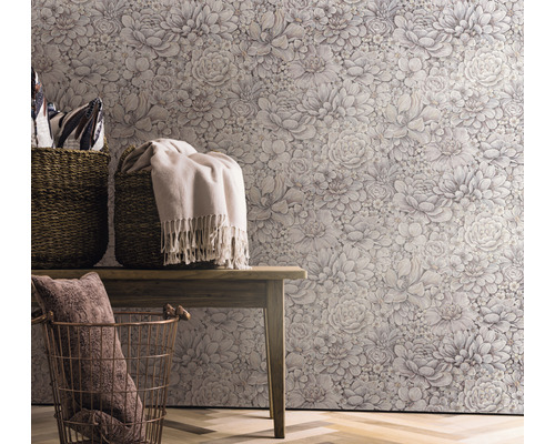 Vue d''une pièce avec papier peint à fleurs, bancs en bois et paniers