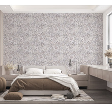 Chambre à coucher avec papier peint à motifs floraux, lit et tables de chevet dans un design clair et spacieux.