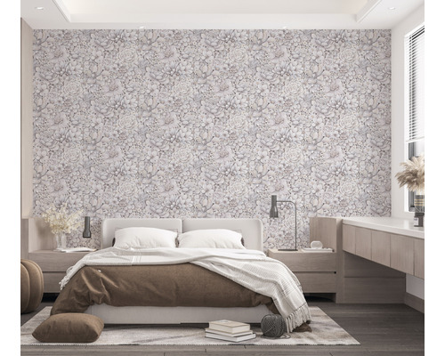 Chambre à coucher avec papier peint à motifs floraux, lit et tables de chevet dans un design clair et spacieux.