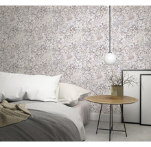 Chambre à coucher avec papier peint fleuri, lit et table d''appoint