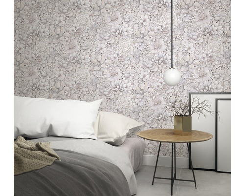 Chambre à coucher avec papier peint fleuri, lit et table d''appoint