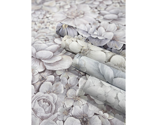 Trois rouleaux de papier peint à motifs floraux.