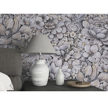 Pièce décorative avec papier peint à fleurs, lampe et table de chevet