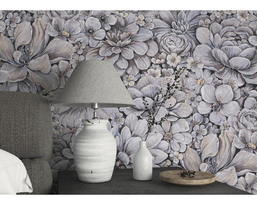 Pièce décorative avec papier peint à fleurs, lampe et table de chevet