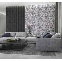 Salon avec canapé gris, table basse et mur avec papier peint à motifs de plantes