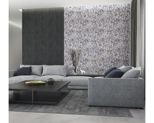 Salon avec canapé gris, table basse et mur avec papier peint à motifs de plantes