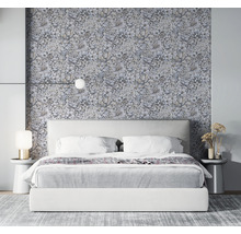 Chambre avec papier peint floral et lit blanc