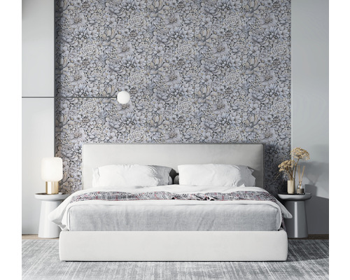 Chambre avec papier peint floral et lit blanc