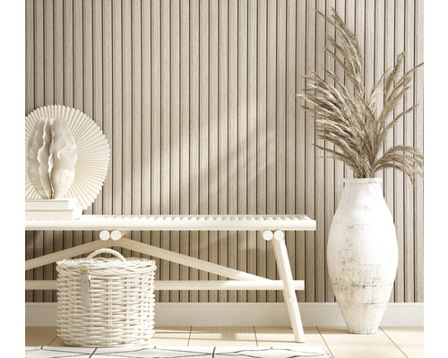 Helles Interieur mit Bank, Korb, Vase und dekorativen Elementen vor einer Wand mit Holzpaneelen.