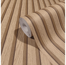 Tapetenrolle mit Holzstruktur und Streifenmuster