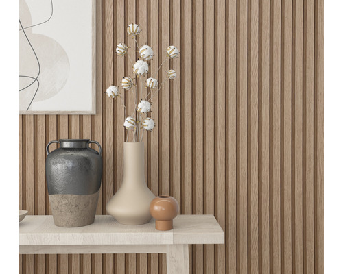 Nahaufnahme einer Wandverkleidung aus Holzpaneelen mit Dekorationsgegenständen