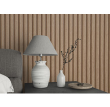 Szene mit Nachttischlampe, Vase und Holzwandpaneelen