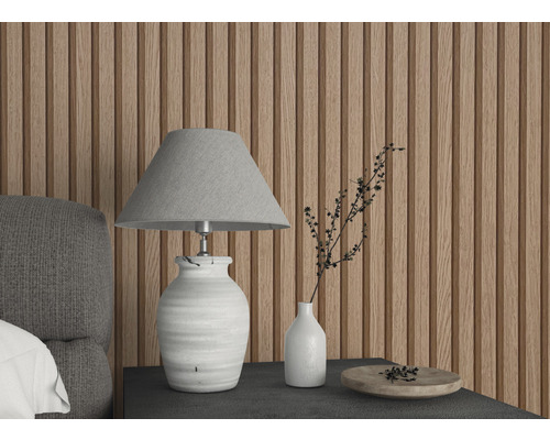 Szene mit Nachttischlampe, Vase und Holzwandpaneelen