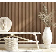 Innenraum mit Holzpaneelwand, weisser Bank, Dekorationen und Korb