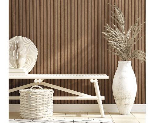 Innenraum mit Holzpaneelwand, weisser Bank, Dekorationen und Korb