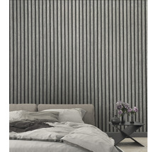 Schlafzimmer mit Wandpaneelen in Holzoptik hinter einem Bett