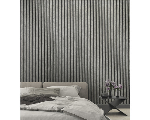 Schlafzimmer mit Wandpaneelen in Holzoptik hinter einem Bett