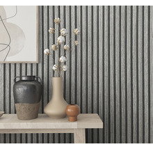 Dekorative Wandpaneele mit Holzstruktur im Innenraum