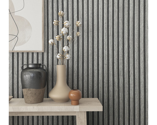 Dekorative Wandpaneele mit Holzstruktur im Innenraum