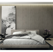 Schlafzimmer mit Doppelbett, Nachttischen und Wandbild