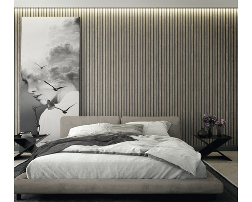 Schlafzimmer mit Doppelbett, Nachttischen und Wandbild