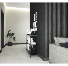 Flur mit Garderobe, Wandpaneelen und dekorativen Elementen für ein stilvolles Wohnambiente