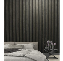 Schlafzimmer mit Holzpaneelwand und Bett