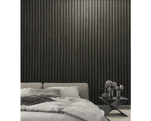 Schlafzimmer mit Holzpaneelwand und Bett