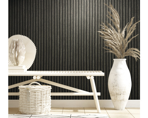 Dekoratives Interieur mit Holzpaneelwand, Bank, Korb, Vase und Trockenblumen