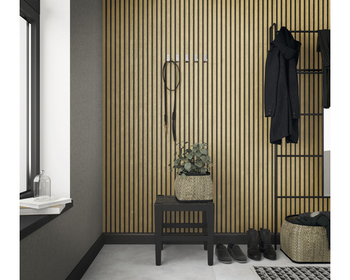 Couloir avec mur en lambris, vestiaire, siège et accessoires.