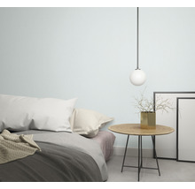 Schlafzimmer mit Bett, Nachttisch, Dekoration und Hängelampe