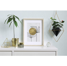 Dekoratives Interieur mit Pflanze, Bild und hängendem Pflanzgefäß auf einer Kommode