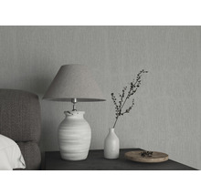 Dekorative Tischleuchte neben einem Bett auf einem Nachttisch