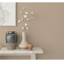 Nahaufnahme eines dekorierten Tisches mit Vasen und einer abstrakten Zeichnung an der Wand.